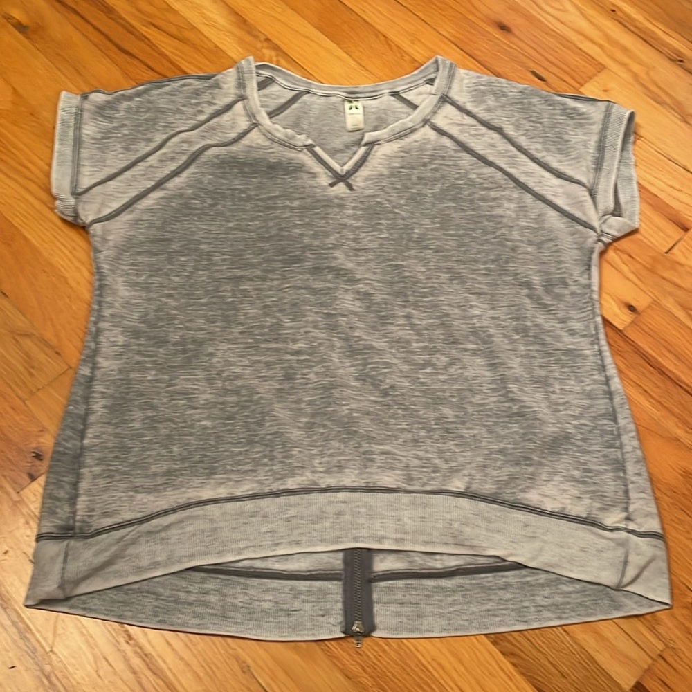 Green Tea Short Sleeve Top. Size Large. Hi-Lo Style. Washed Out Light Blue GUC